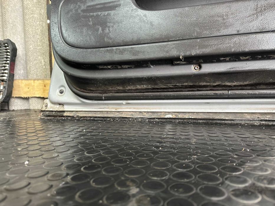 Ауді А4 B6 двері передні ліві в зборі