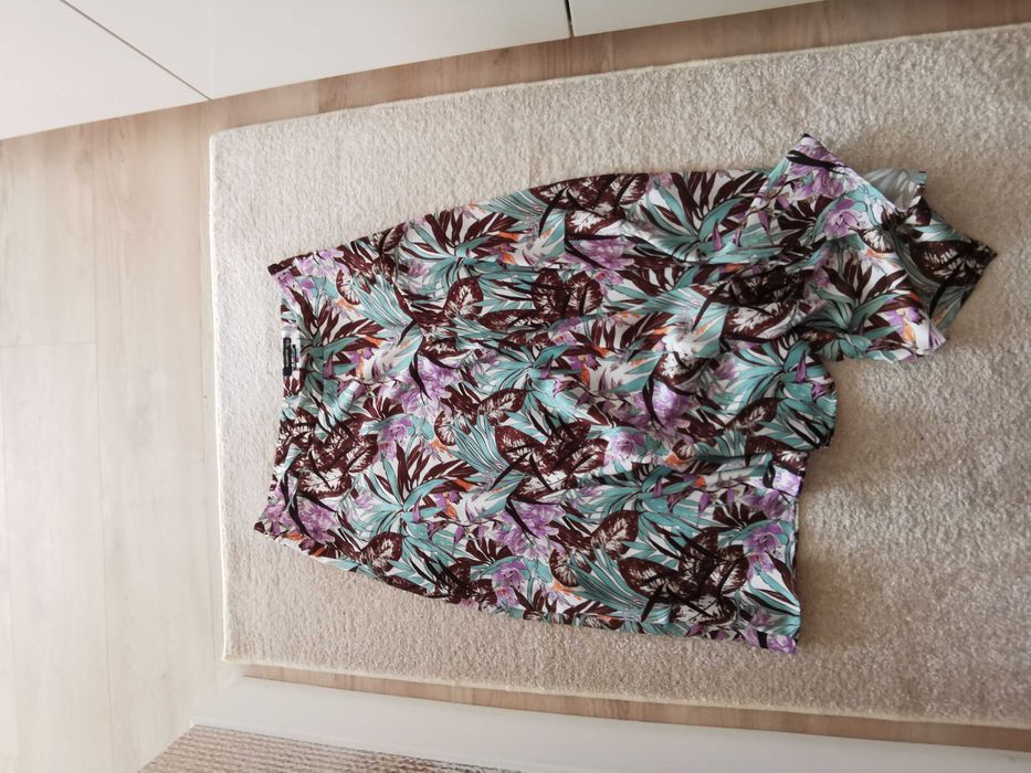 Torba z odzieżą damską (8 sztuk).