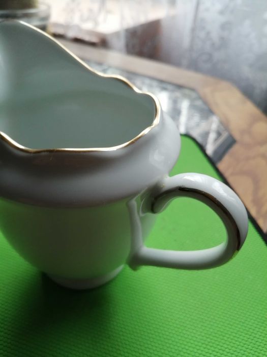 Sosjerka porcelanowa do sosu lub mleka