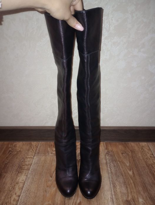 Кожаная ботфорты на каблуку