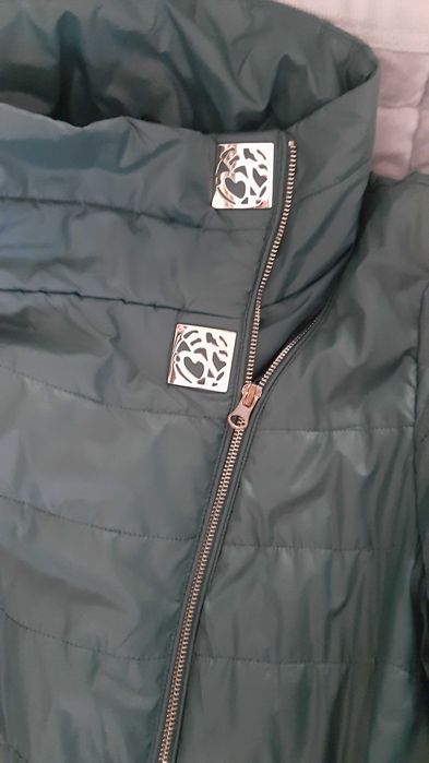 Куртка подовженна на осінь не промокає.