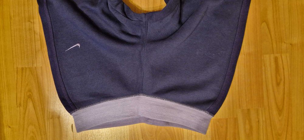 Ciepłe fioletowe spodnie dresowe Nike 152/158