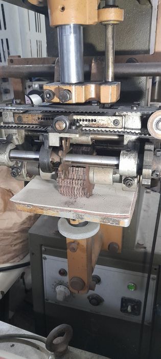 Máquina de timbrar e gravar