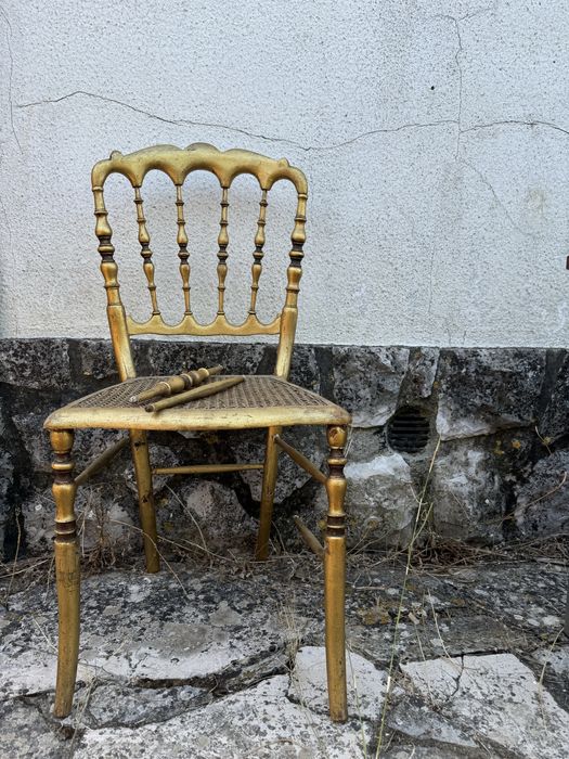 Cadeira dourada vintage