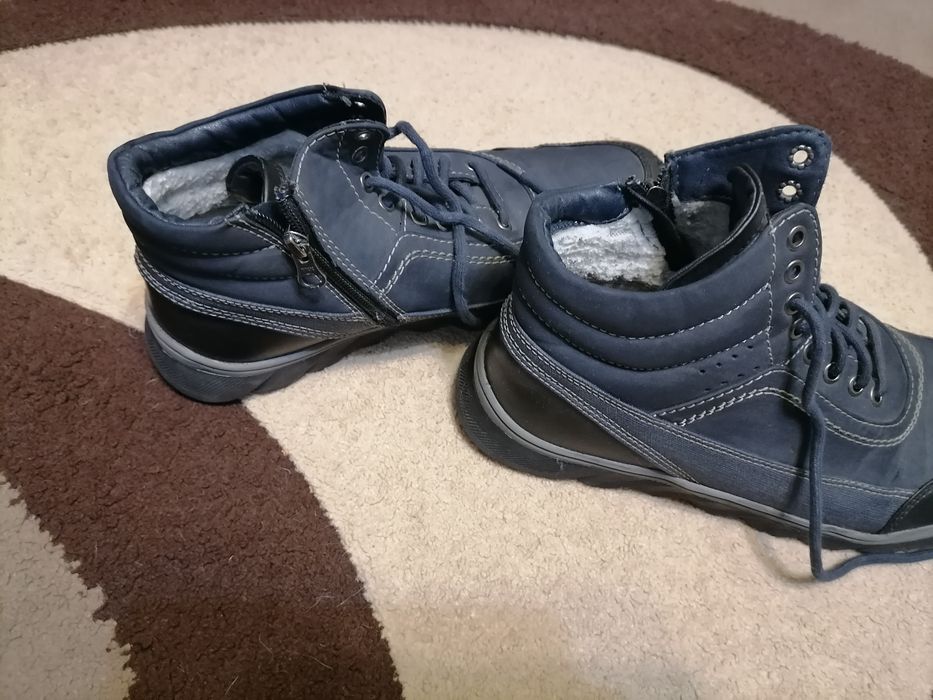 Buty  męskie granatowe.
