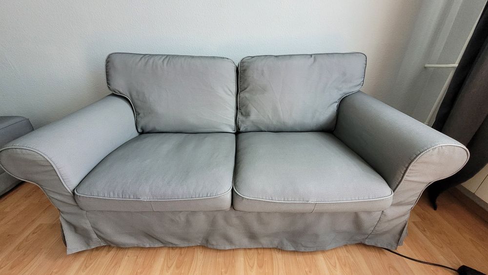 Sofa dwuosobowa Ektorp IKEA oraz podnóżek