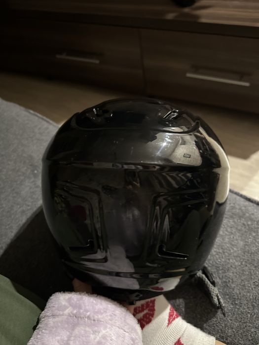 Лижний шолом чорного кольору з окулярами