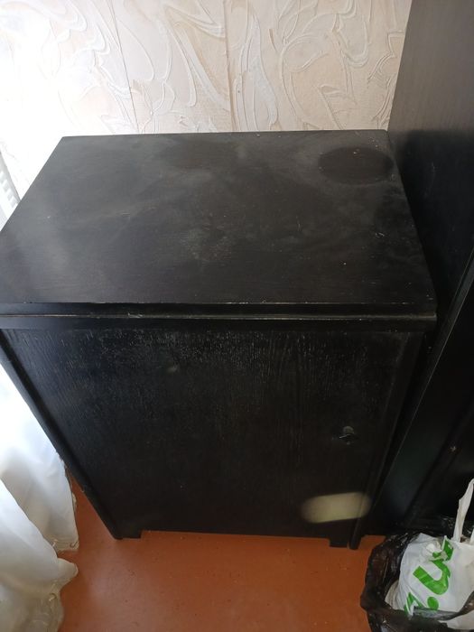 Швейная машинка с ножным приводом находится в тумбочке