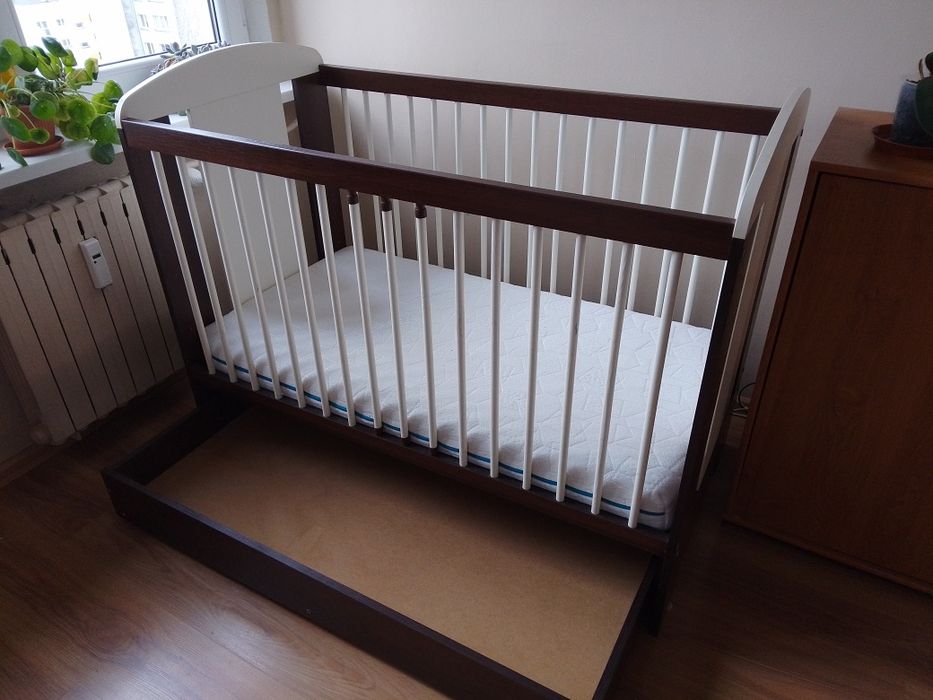 Łóżeczko niemowlęce regulowane Klupś Safari Żyrafka szuflada materac