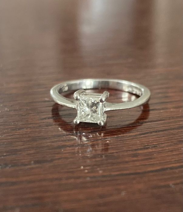 Pierścionek z brylantem