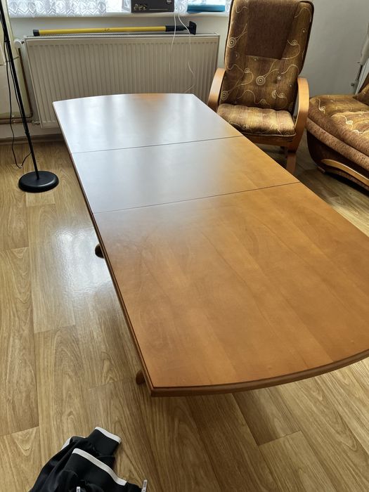 Drewniany, porządny stół