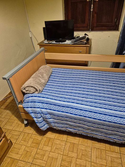Venda de cama ortopédica articulada com colchão anti escaras e compressor. Recolha deve ser feita pelo comprador