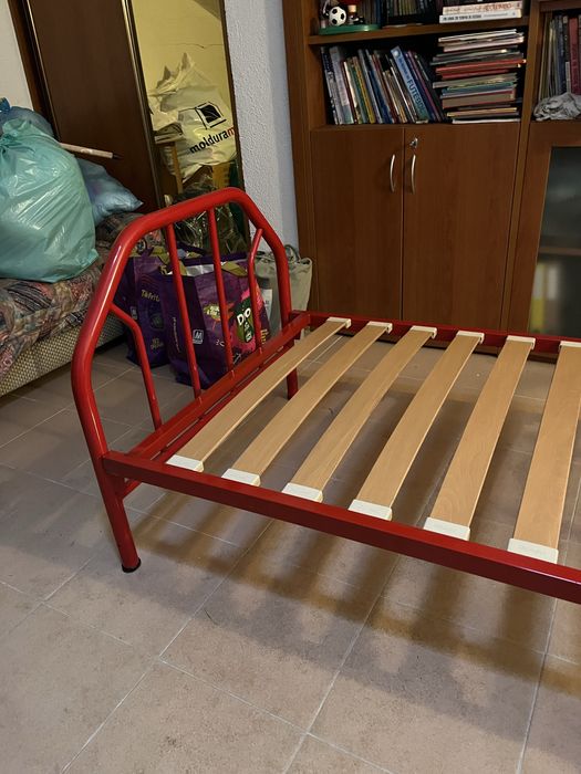 Cama de solteiro e colchão