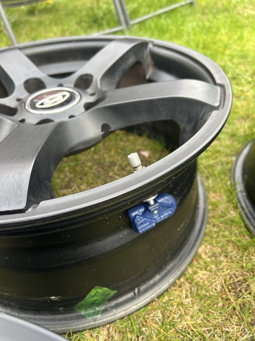 Felgi aluminiowe czarne r. 15 6,5J +  czujniki TPMS Bosch
