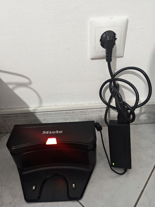 Aspirador robot Miele Scout RX1 com acessórios (avariado)