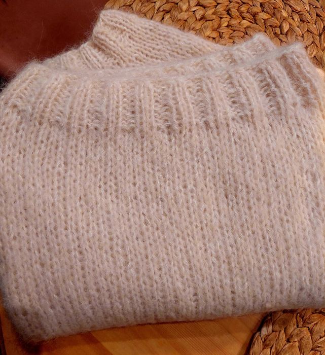 Sweterek ręcznie zrobiony na drutach