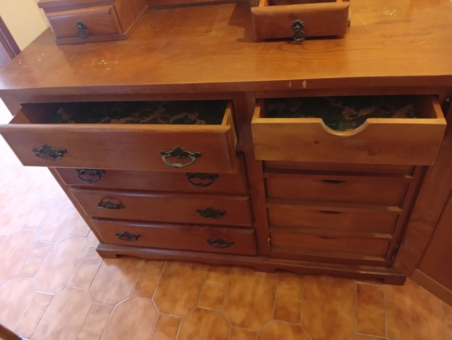 Cómoda vintage em madeira maciça