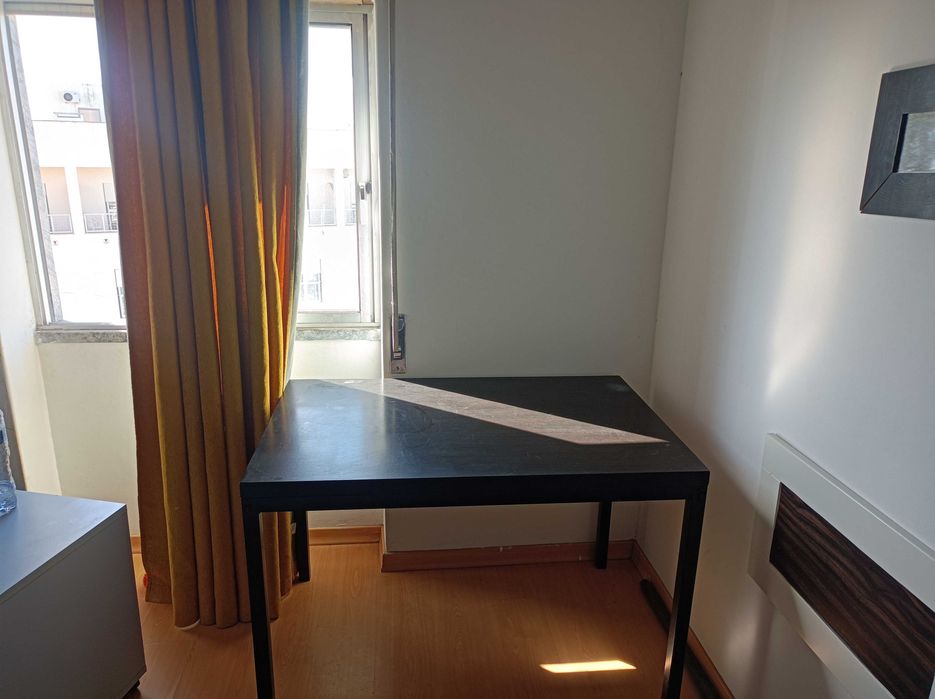 Mesa com tampo de madeira e pés em aço