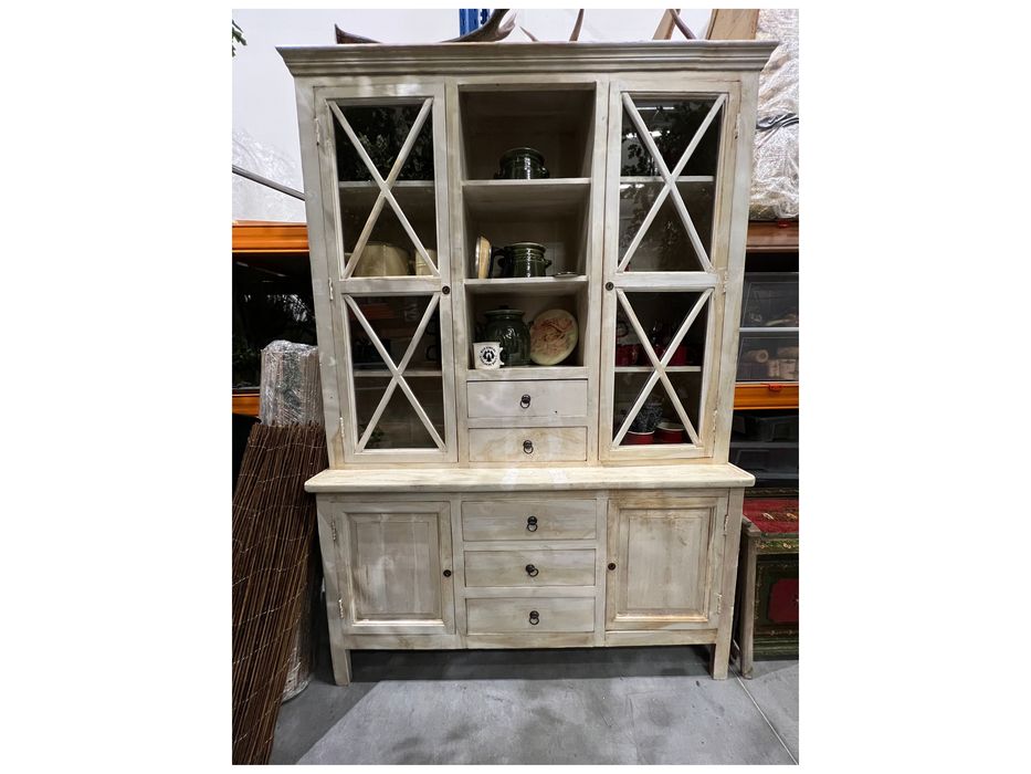 Stylowy kremowy kredens drewniany z przeszkleniami