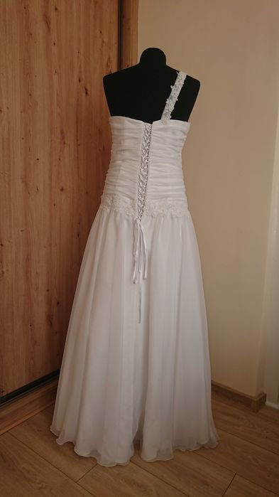 Biała suknia ślubna na jedno ramię