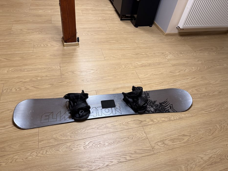 Deska snowboardowa z wiązaniami