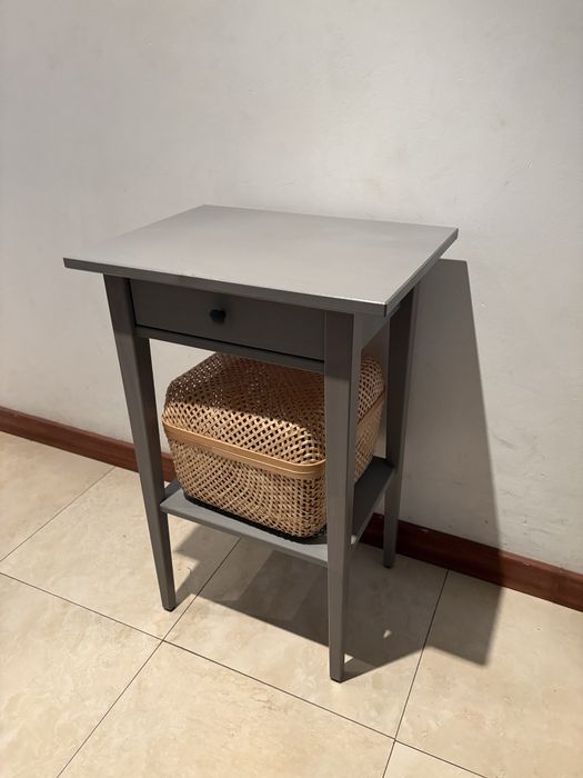 Mesa de cabeceira cinzentas com caixa de arrumação