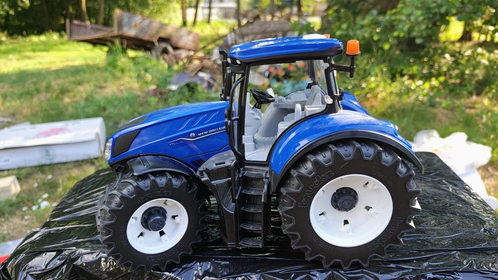 Bruder traktor new holland