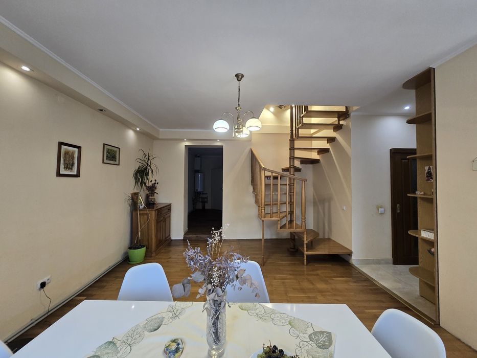 Продаж будинку-напівособняка розташований в спокійному районі міста