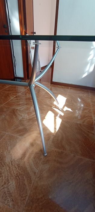 Mesa com tampo em vidro temperado, com estrutura em alumínio cinza