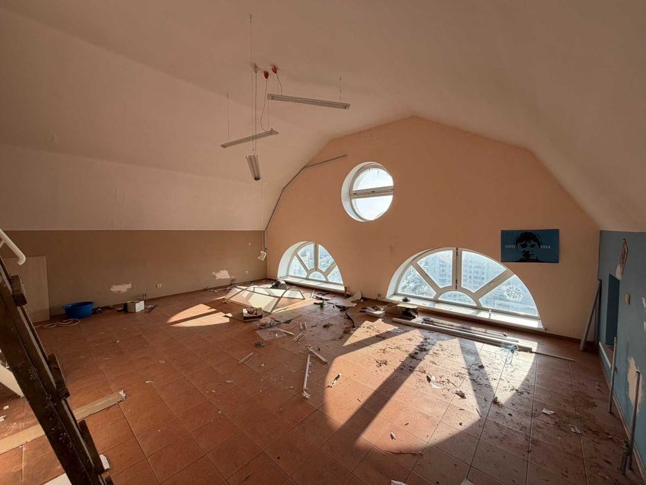 Видовий Loft-простір 92 м² з терасою , метро Мінська , Для офісу, студії або проживання. Без %.