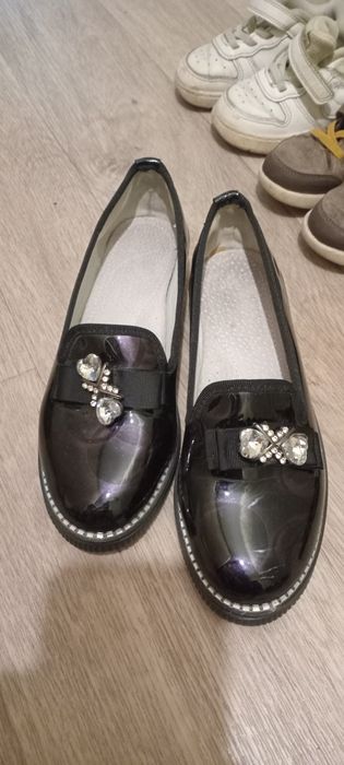 Віддам обув, безкоштовно.