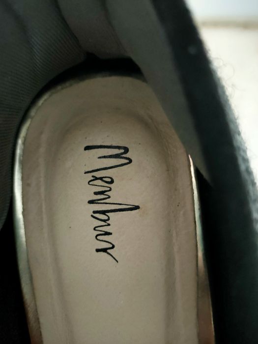 Par sapatos usados praticamente novos