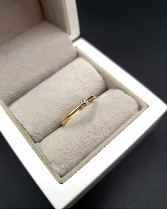 Śliczny Złoty Pierścionek zdobiony Brylantem marki Apart