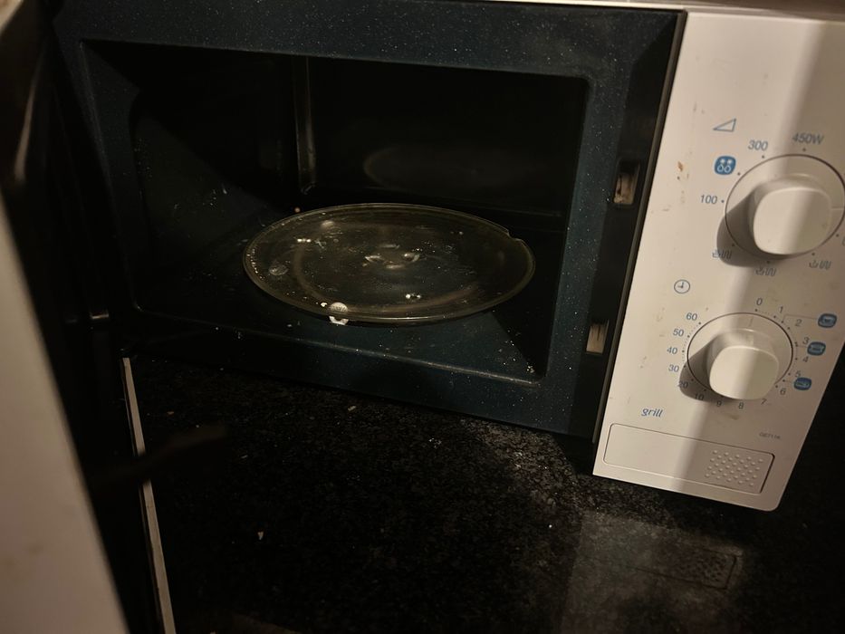 Sofá, mesa, máquina de lavar e secar