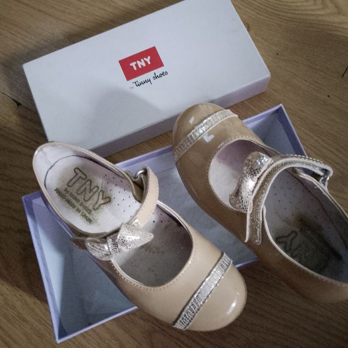 Sapatilhas e sandálias de criança