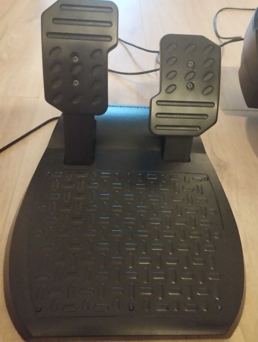 Kierownica Ferrari i panel z pedałami do gier