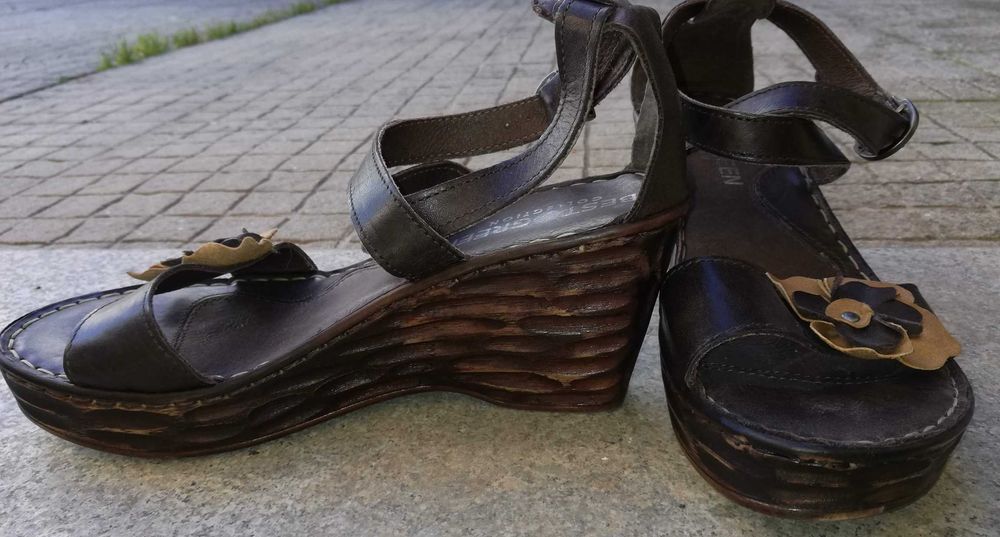 Sandálias de salto cunha