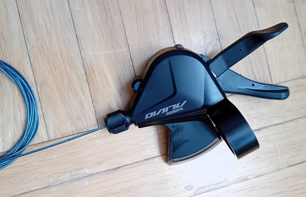Manetka,dźwignia przerzutki Shimano Alivio SL-M3100 prawa, 9-biegowa.