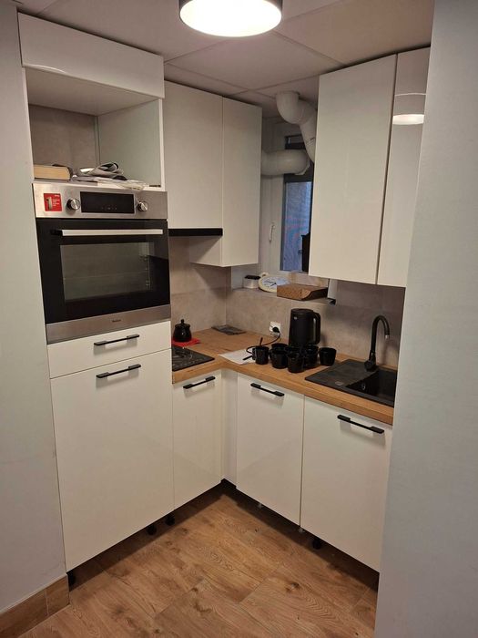 Kompaktowa kuchnia w zabudowie - 2 warianty