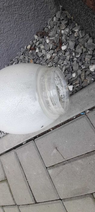 Stary klosz z lampy przemysłowej