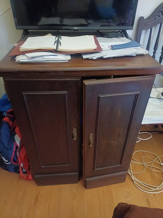 Sofá em couro,movel de sala em mogno e .movel de tv em mogno