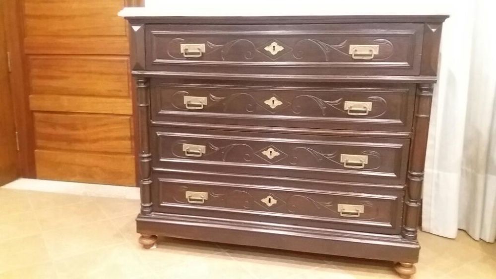 Cómoda, tampo mármore branca trabalhada, em muito bom estado