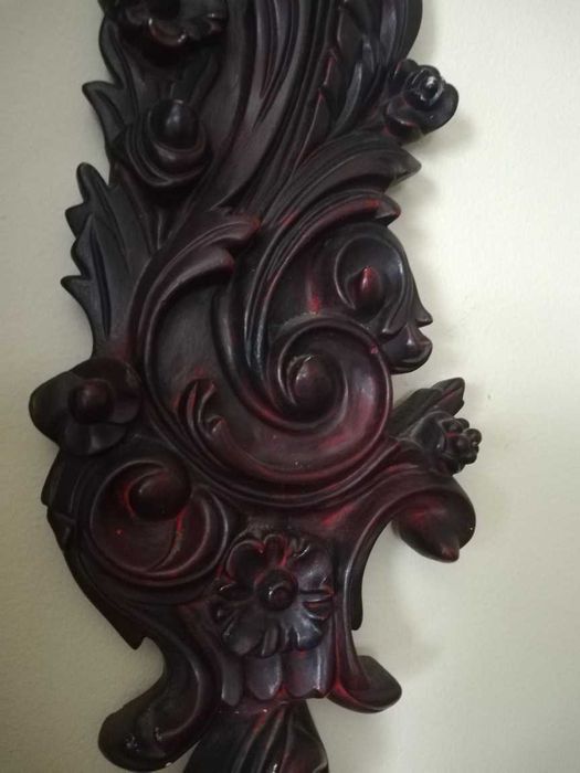 Peça decorativa de gesso pintado com motivo vegetalista