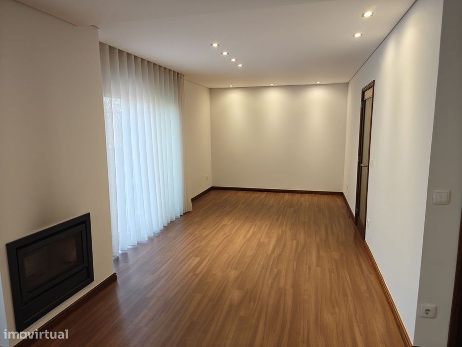 Apartamento T2 renovado junto ao mar