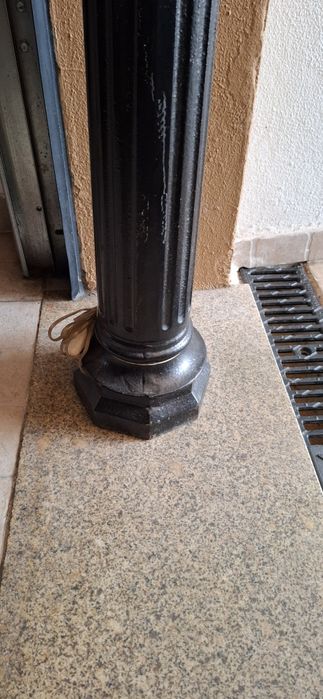 Prumo decorativo em ferro fundido, com iluminação