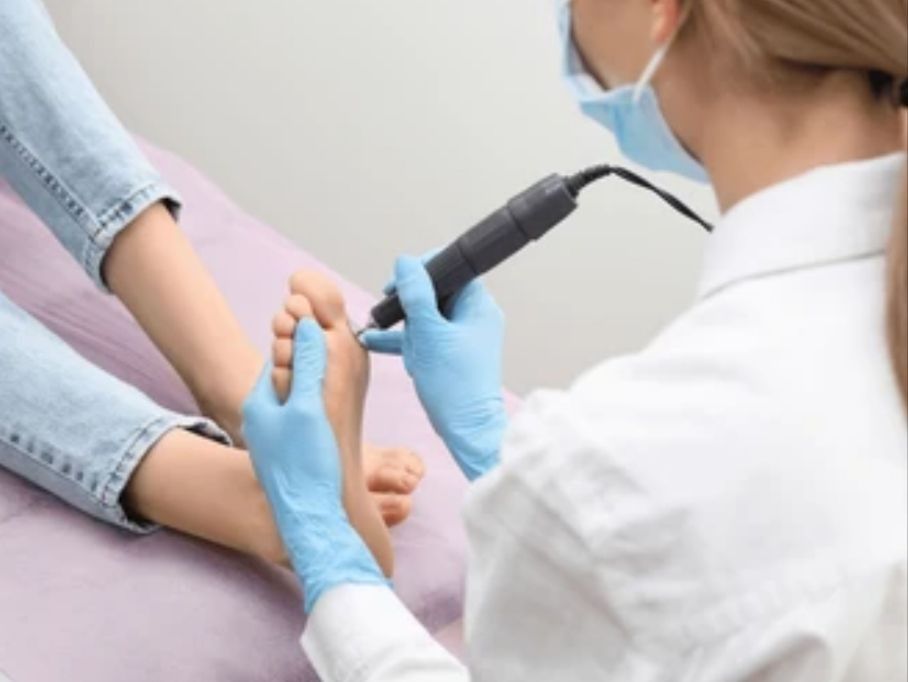 Подолог. Послуги подолога, медичний педикюр,  естетичний педикюр