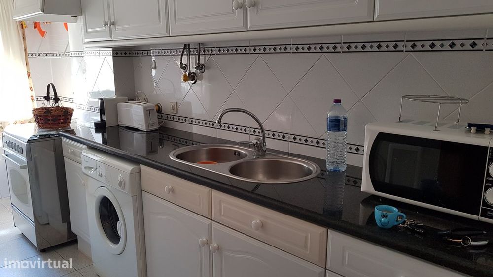 T1 para arrendar, em Sesimbra, a 100 mts da praia, com garagem