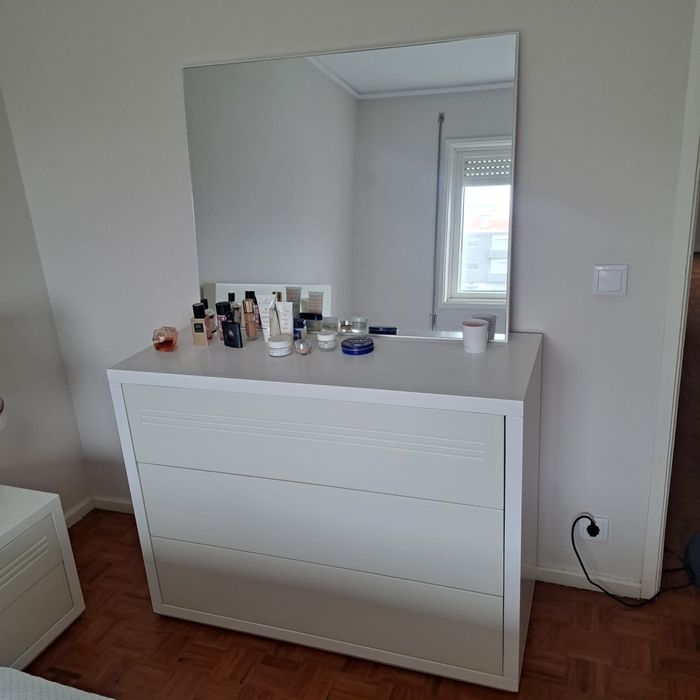 Quarto de casal completo em ótimo estado (cama + mesas + cómoda)