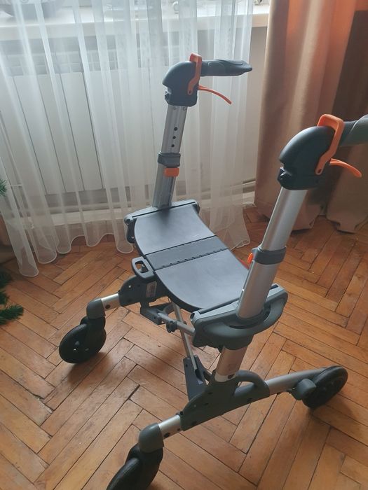 Ходунки-ролатор для інвалідів або реабілітації