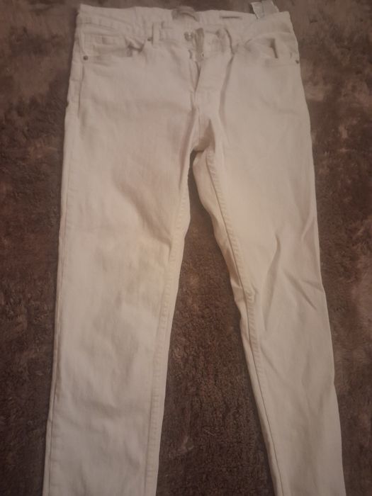 Biale dżinsy męskie pull bear
